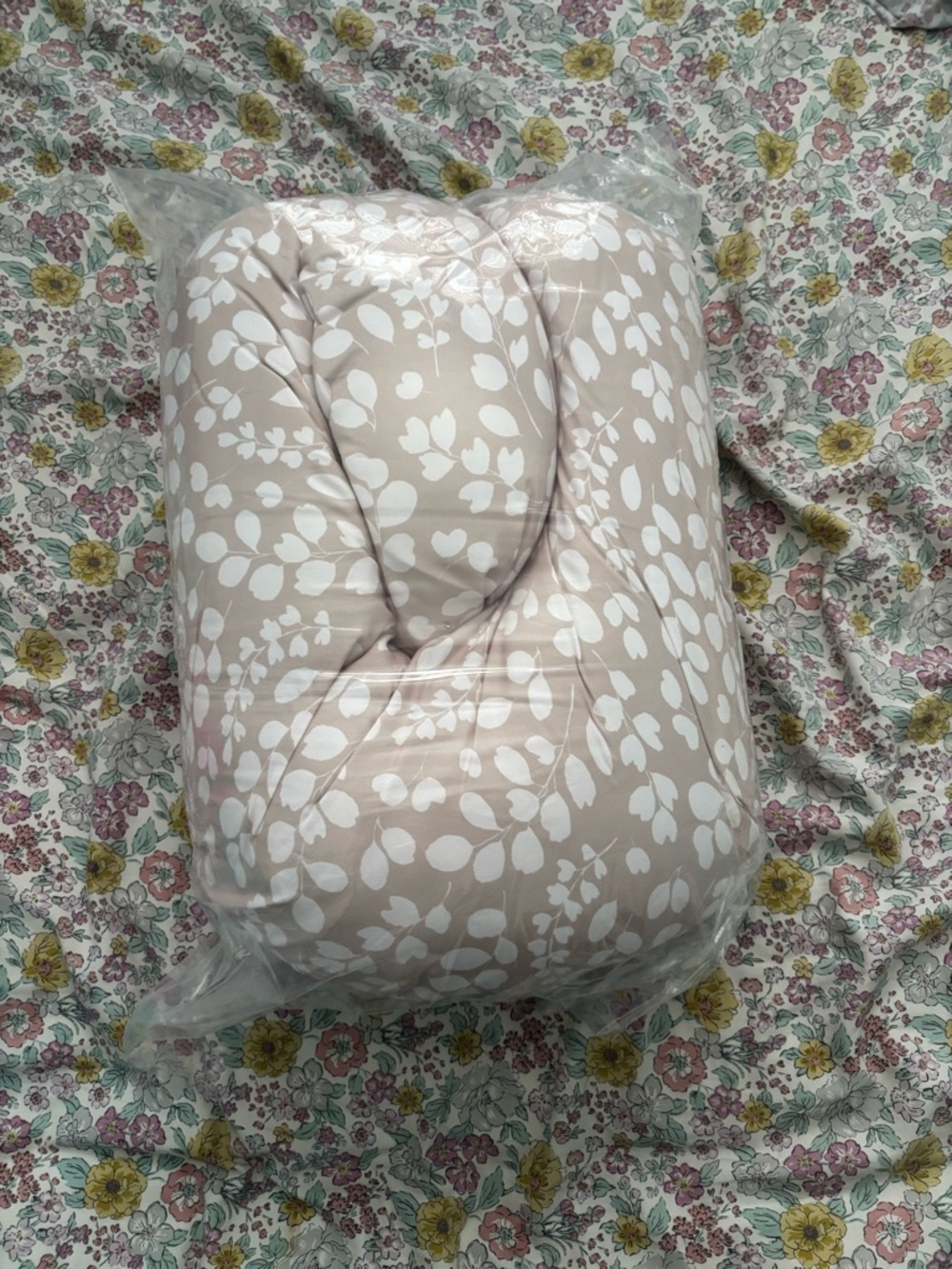 Neutral Leaf-Print breastfeeding pillow - Beige and White